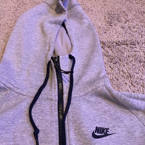 Nikes Men’s Tech Sweatshirt (Fullzip) - Picture 2 of 5